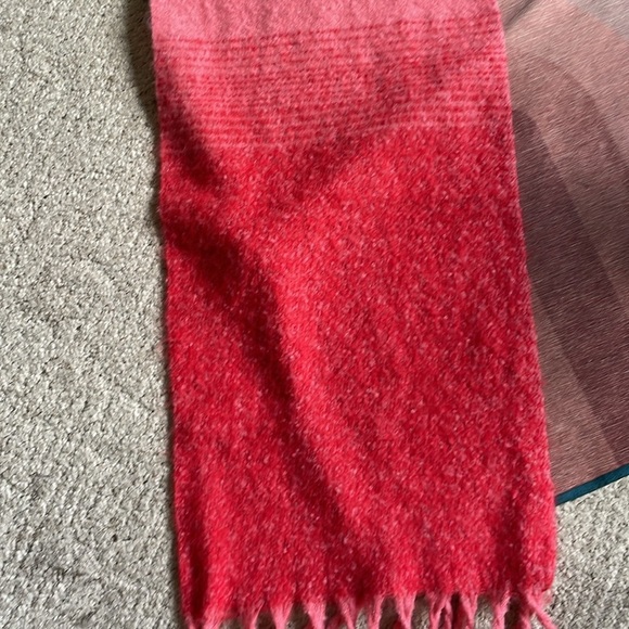 Shiraleah Chicago Large Pink Red Ombre Fringed Scarf - Picture 5 of 9